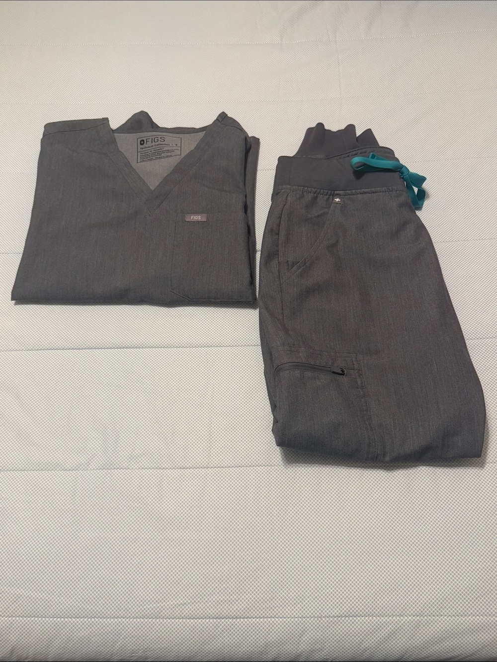 Figs Women’s Gray Jogger Scrub Set with Teal Drawstring